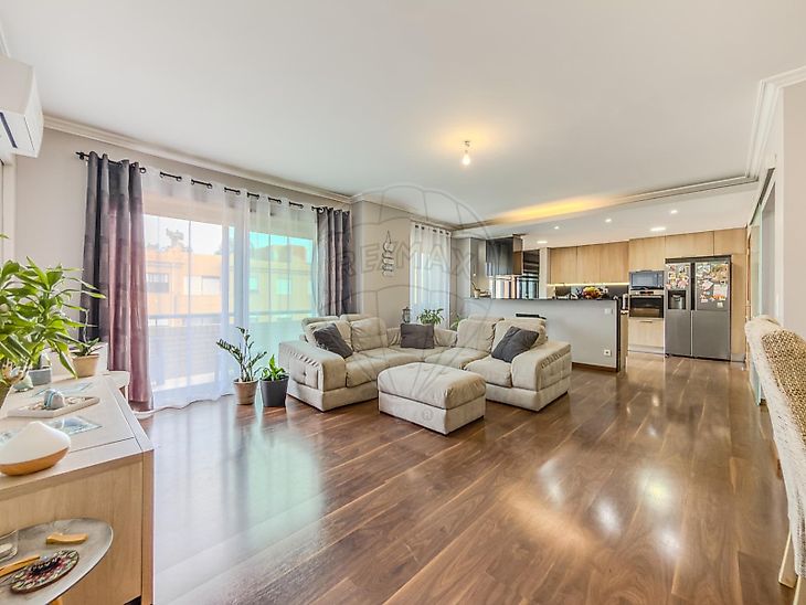 Apartamento T4 em Canelas